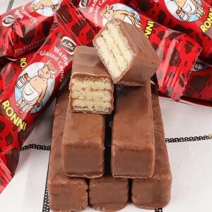 Bánh xốp bò đỏ Ronni phủ socola gói 400g của Nga Bánh Xốp Phủ Socola Nga Bò Sữa Đỏ Ronni