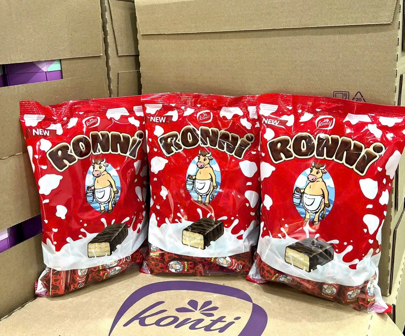 Bánh xốp bò đỏ Ronni phủ socola gói 400g của Nga Bánh Xốp Phủ Socola Nga Bò Sữa Đỏ Ronni Konti Túi 400g