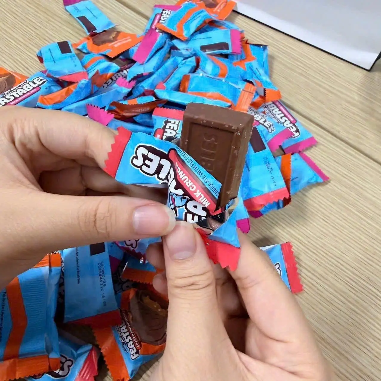 Socola Mr Beast Feastables túi 70 gói 909g của Mỹ Socolla MrBeast