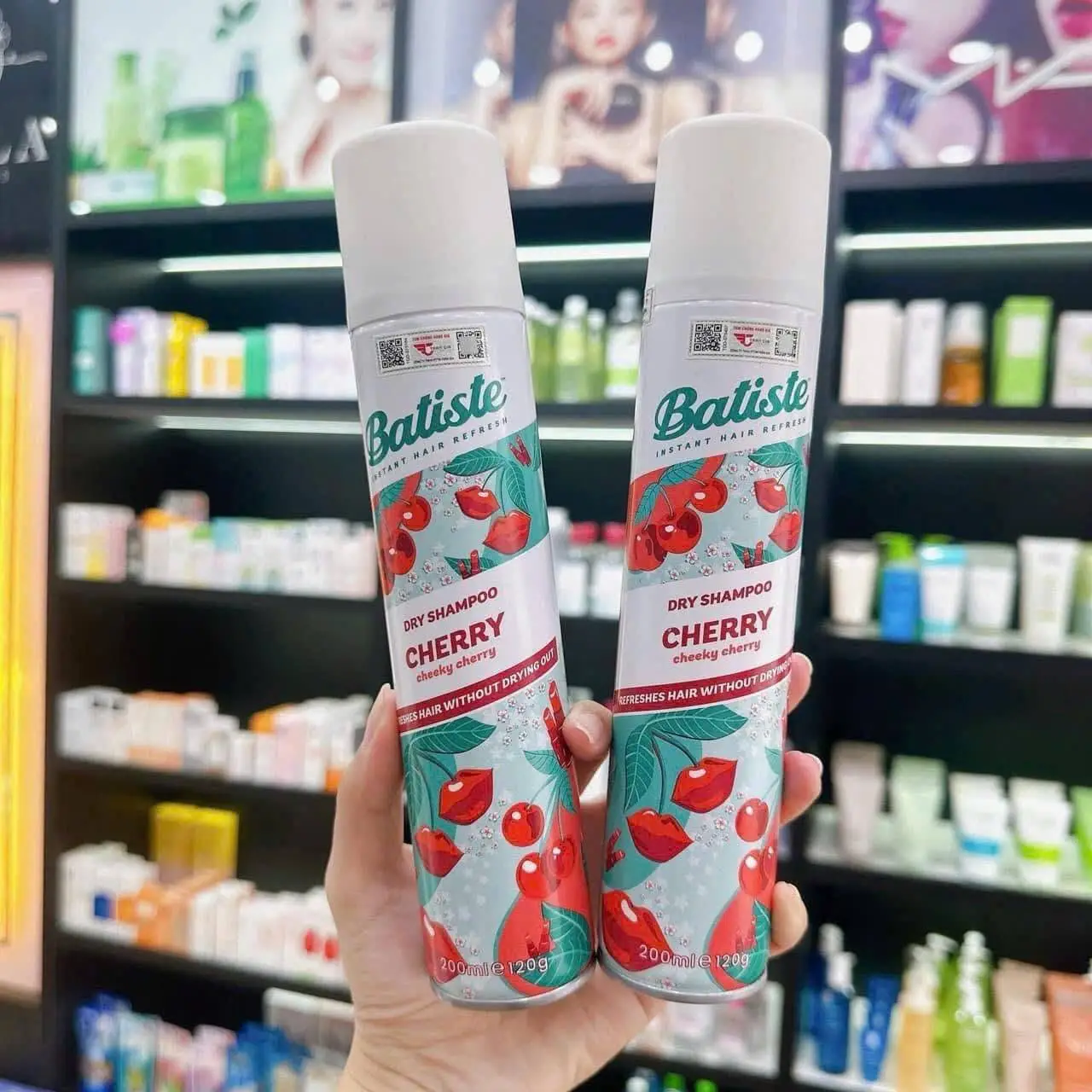 Dầu gội khô Batiste Dry Shampoo Cherry Cheeky Cherry 200ml của Anh Quốc Dầu Gội Khô Batiste Hương Anh Đào Dry Shampoo Fruity & Cheeky Cherry 200ml