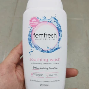 Dung dịch vệ sinh phụ nữ Femfresh Soothing Wash 250ml của Úc Dung dịch vệ sinh phụ nữ Femfresh hồng Soothing Wash 250ml