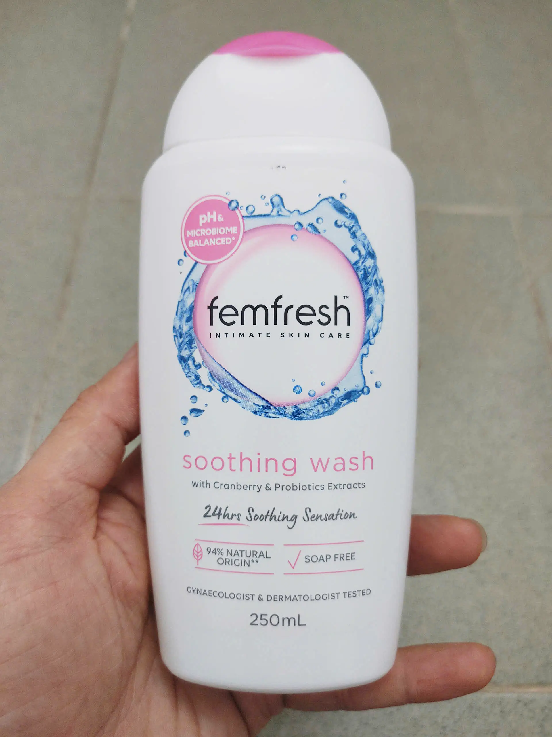 Dung dịch vệ sinh phụ nữ Femfresh Soothing Wash 250ml của Úc Dung dịch vệ sinh phụ nữ Femfresh hồng Soothing Wash 250ml