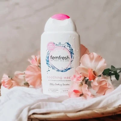 Dung dịch vệ sinh phụ nữ Femfresh Soothing Wash 250ml của Úc Dung dịch vệ sinh phụ nữ Femfresh trắng hồng Soothing Wash 250ml