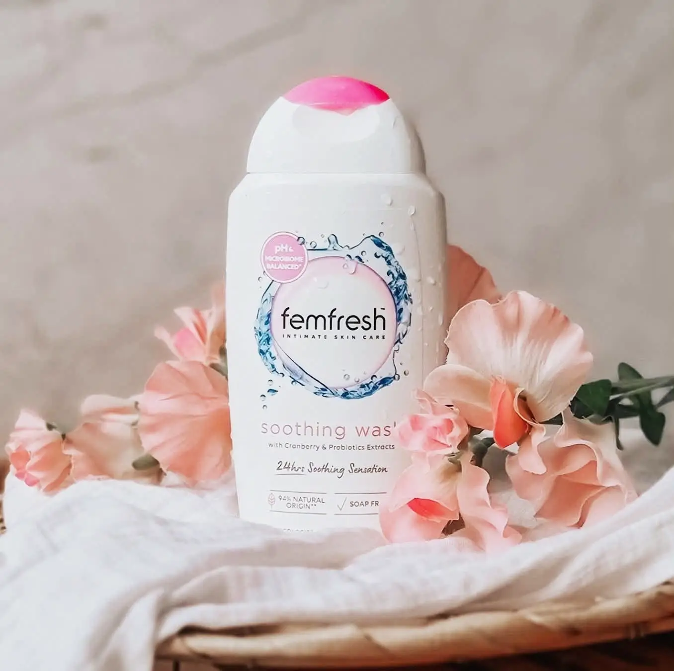 Dung dịch vệ sinh phụ nữ Femfresh Soothing Wash 250ml của Úc Dung dịch vệ sinh phụ nữ Femfresh trắng hồng Soothing Wash 250ml